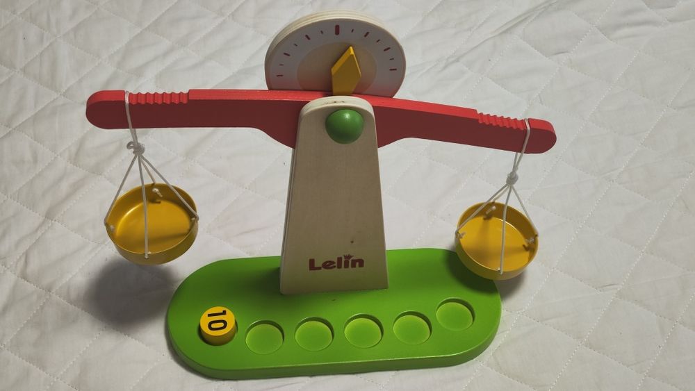 Дървена играчка везна