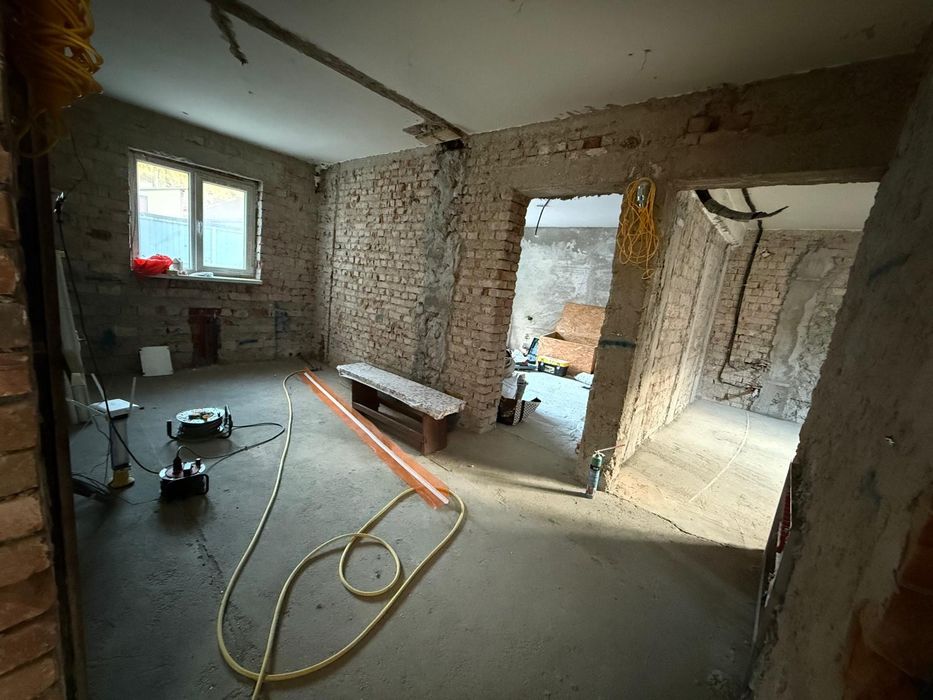 Apartament cu 3 camere si curte proprie