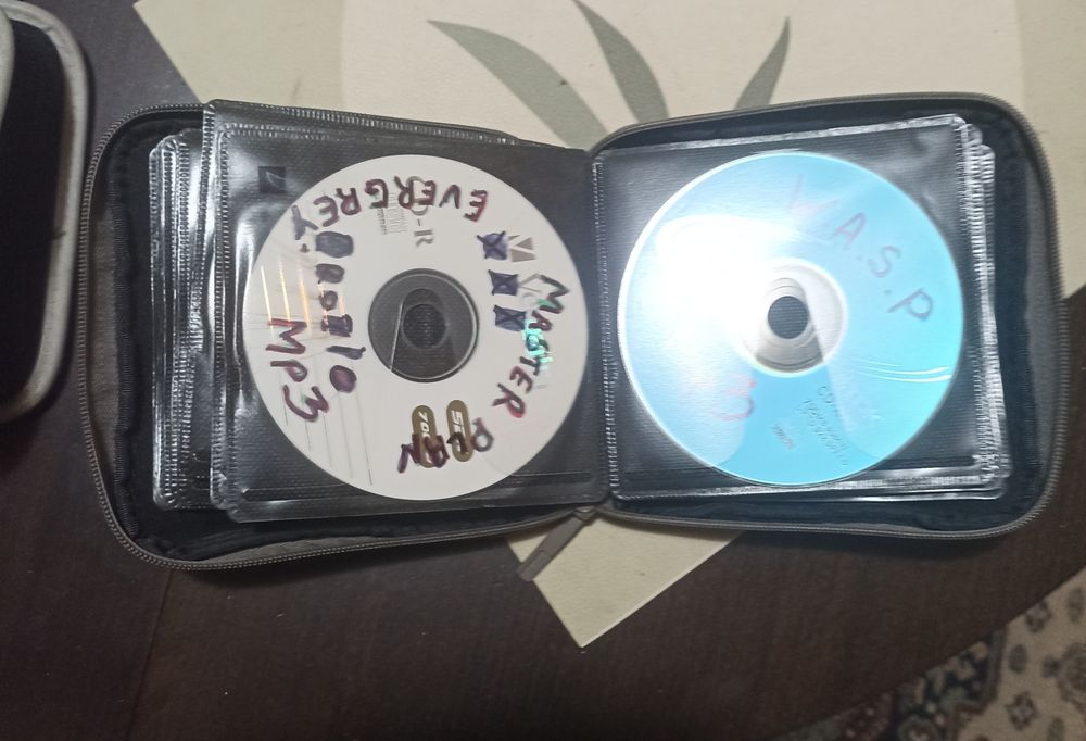Продавам 70 бр   за фенове на CD с музика mp3  Rock & Heavy metal   3 евро /160  евро