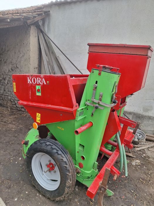 Двуредова картофосадачка с торовнасяне