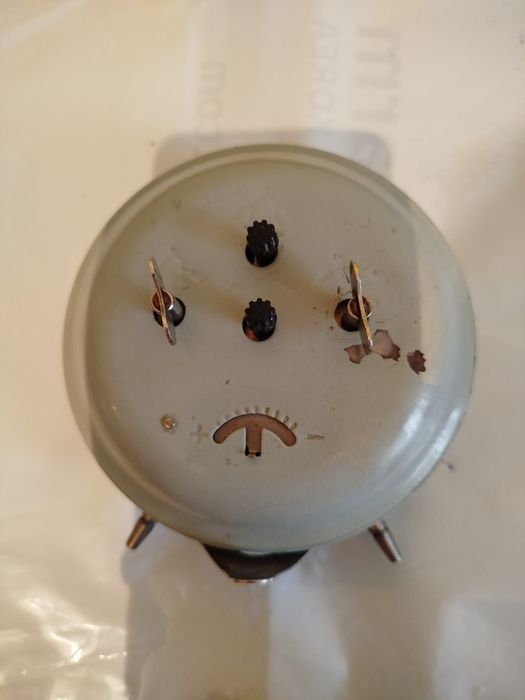 Настольные часы -будильник янтарь