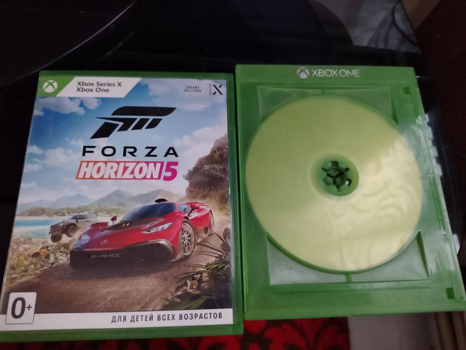 Xbox One с геймпадом и 2 играми
