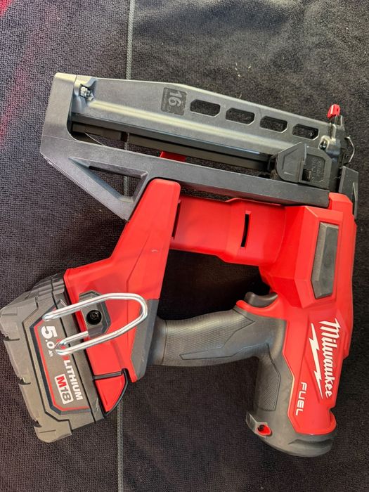 Milwaukee pistol de cuie pe acumulator