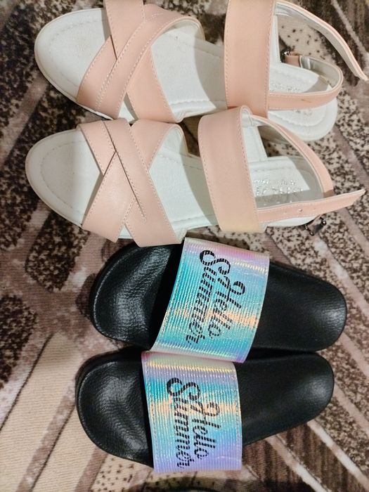 Дамски чехли и сандали.