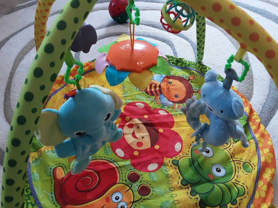 Бебешка активна гимнастика с меки играчки.