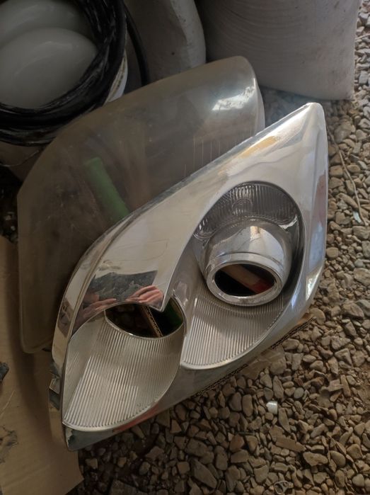 Фары Тойота авенсис