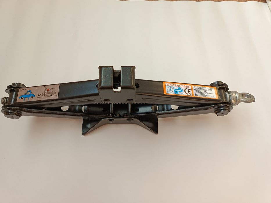 Домкрат автомобильный