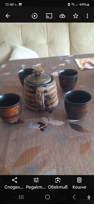 Продавам  комплект  керамичен чайник  с цедка и 4 чаши