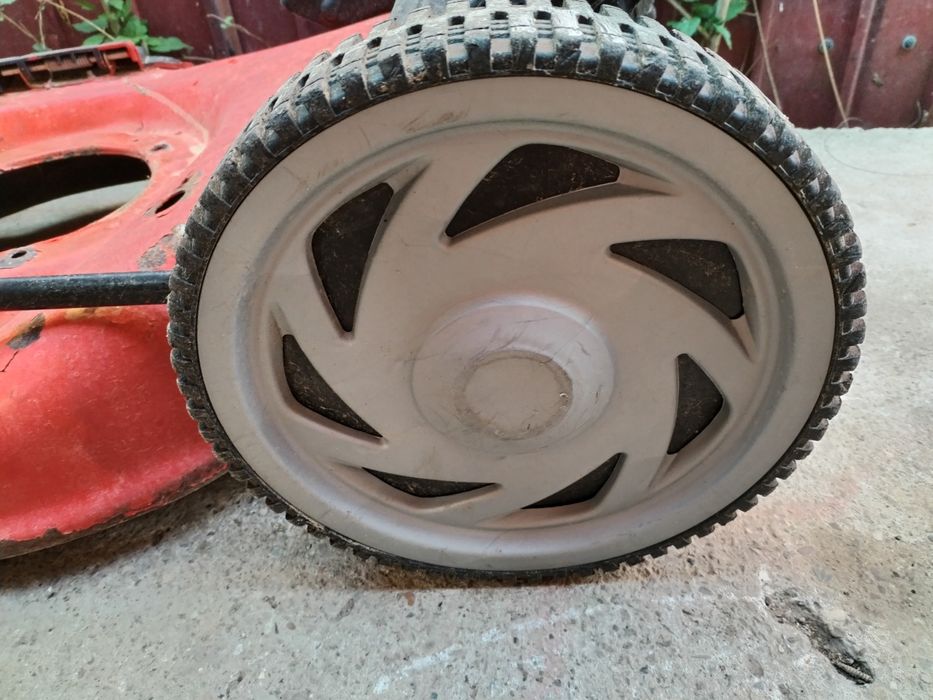 Vand diverse piese pentru mașini de iarba