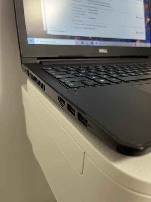Laptop DELL i3 , 8GB Ram , 256 SSD