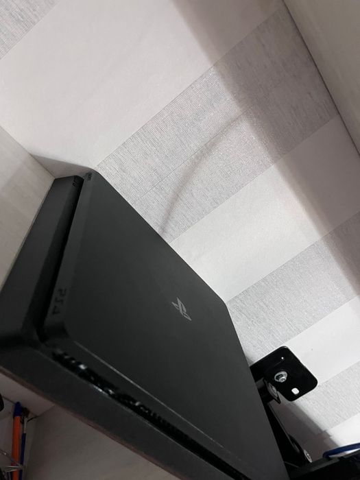 Продам Ps4 ( в комплекте игры, джойстики, зарядка)