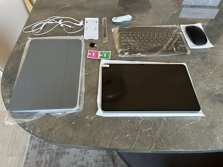 Продава се чисто нов таблет Teclast T60 Plus + клавиатура и аксесоари