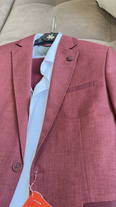 Официален костюм за момче! Неизползван за възраст 10/11 год.