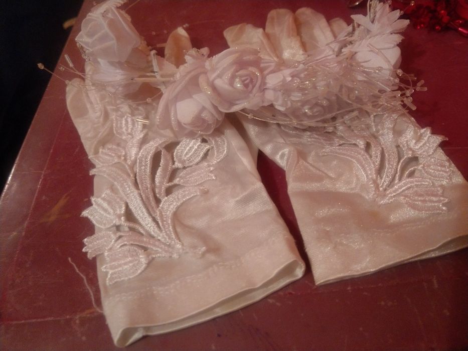 Перчатки и цветок свадебные