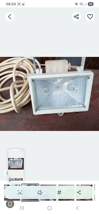 Proector alb cu halogen.
