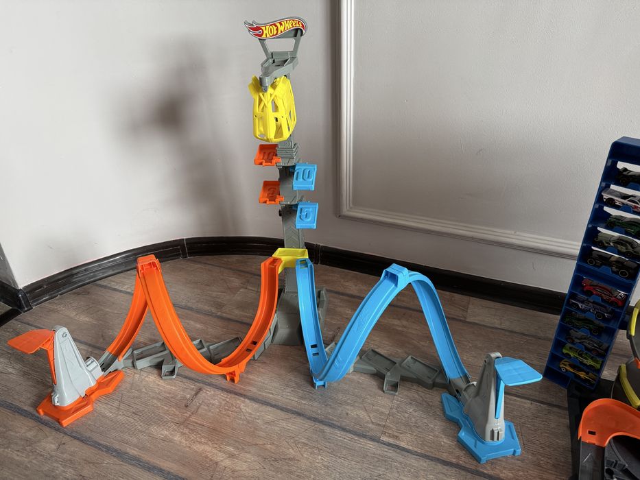 Город Hotweels и 165 машинок