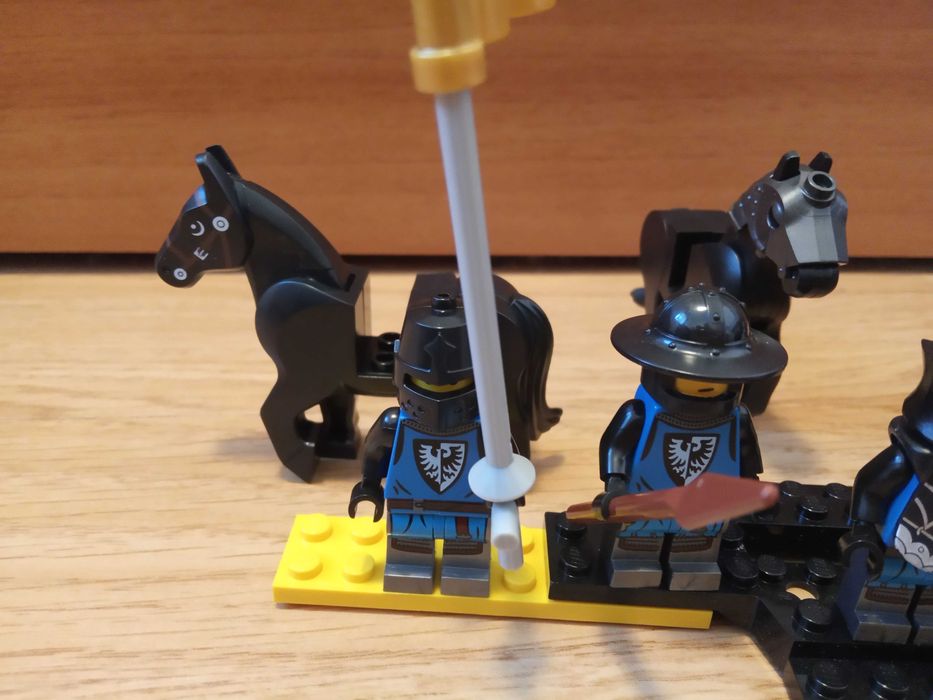 Cavaleri Lego Lion knights si black falcons si invitati