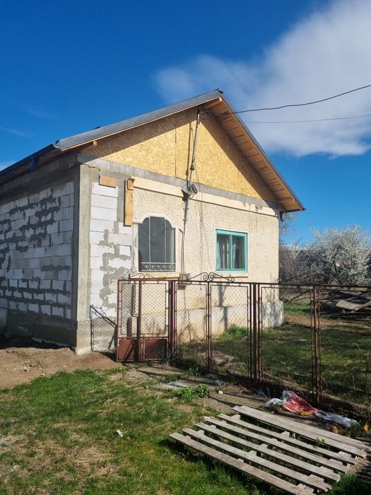 Vând casa Magureni