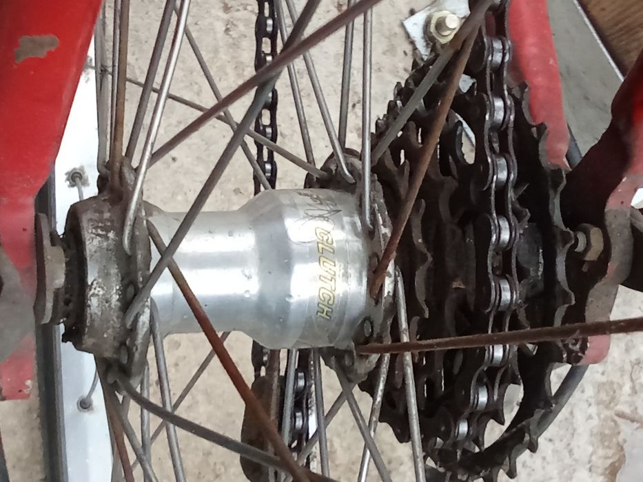 Vând  bicicleta,