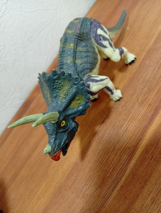 Фигурка игрушка скелет динозавра Трицератопса светящийся