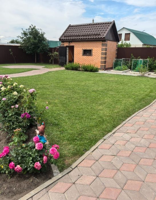 Уход и обработка газона