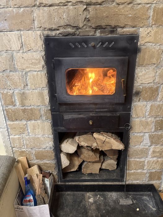 Прити Камина за вграждане с водна риза и метална каса за дърва