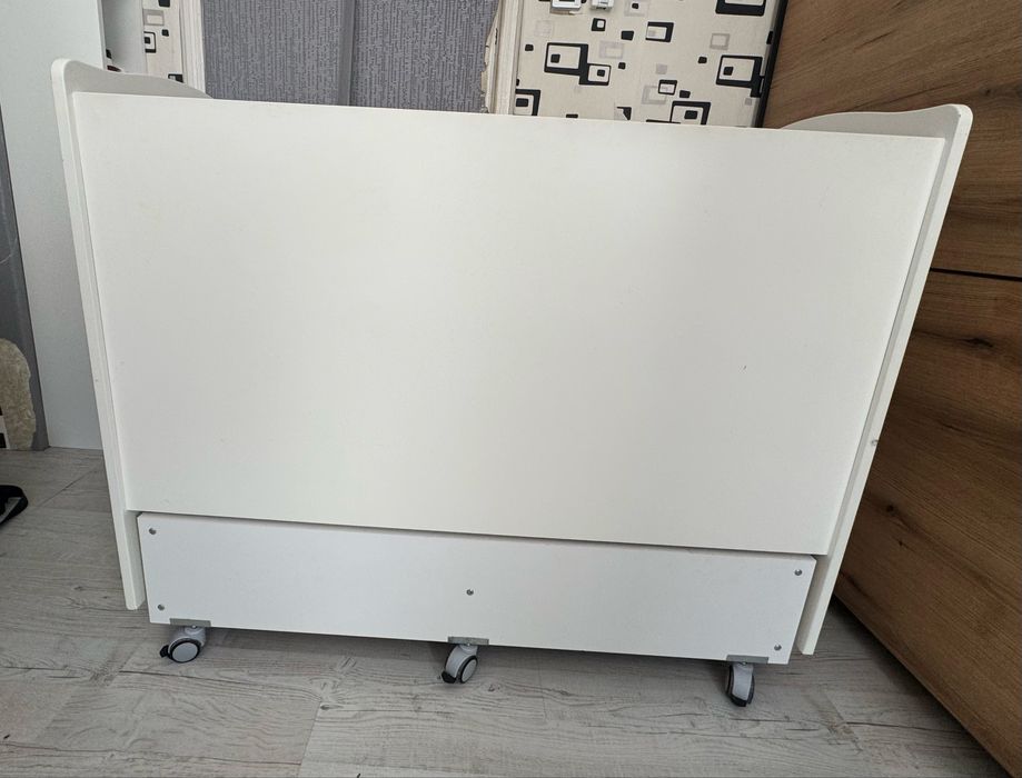 Бебешка кошара с люлеещ механизъм от MDF