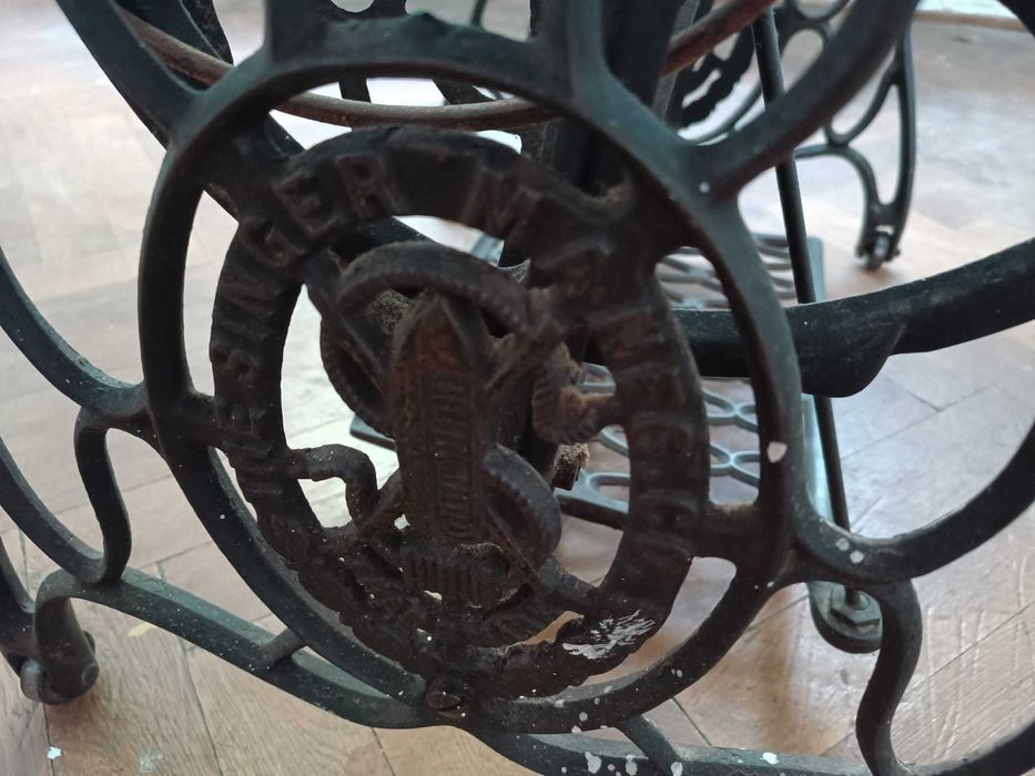 Mașină de cusut Singer veche cu pedală și mobilier original – cca. 1930
