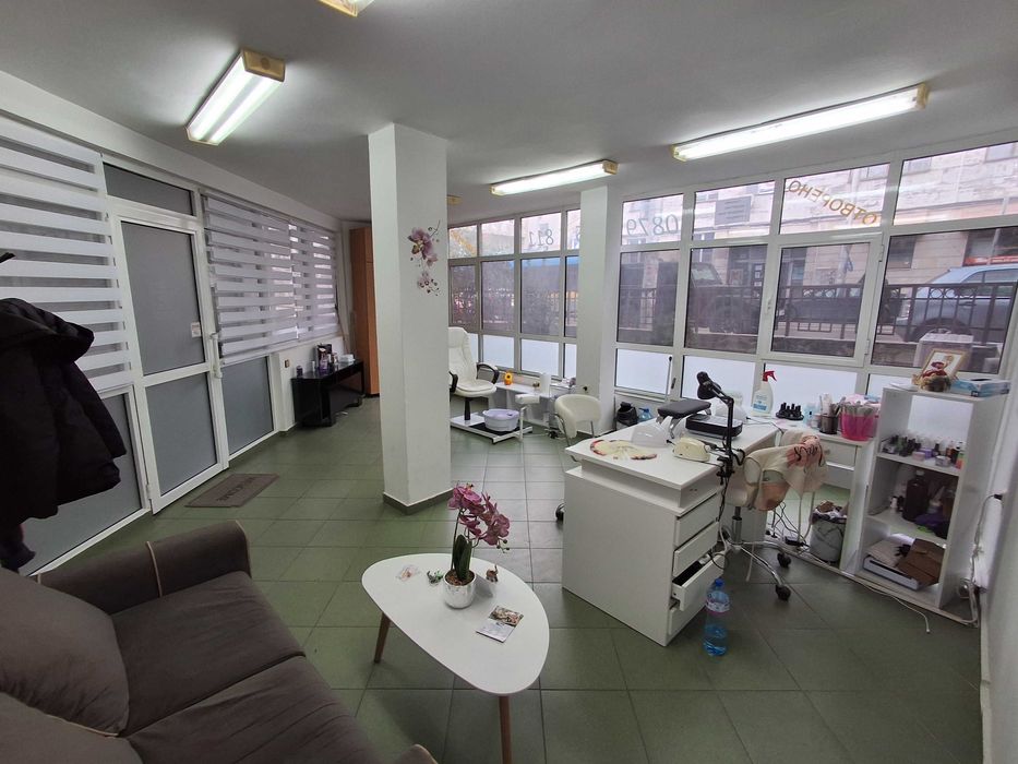 Салон за красота търси колежка