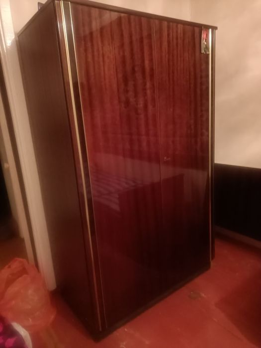 Кровать, плательные шкафы