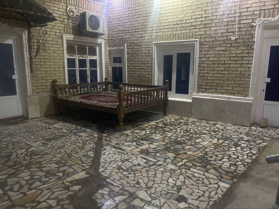 Эски шахарда Ховли 2,5 сотихли 1  Хаммом ён томонида сотилади