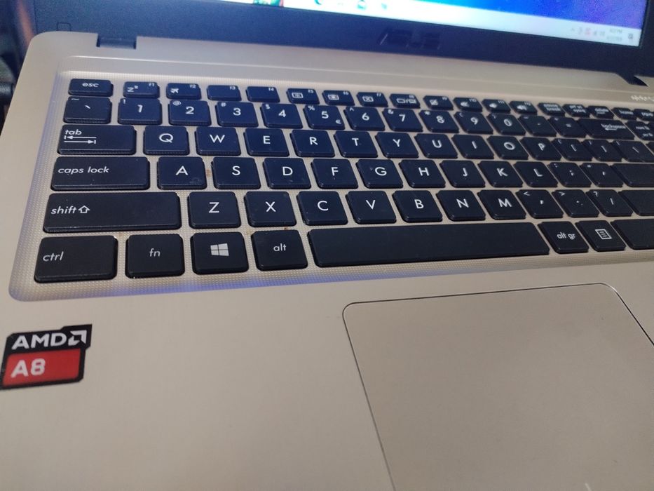 Vand laptop Asus baterie 2,30h AMD A8 (I5)