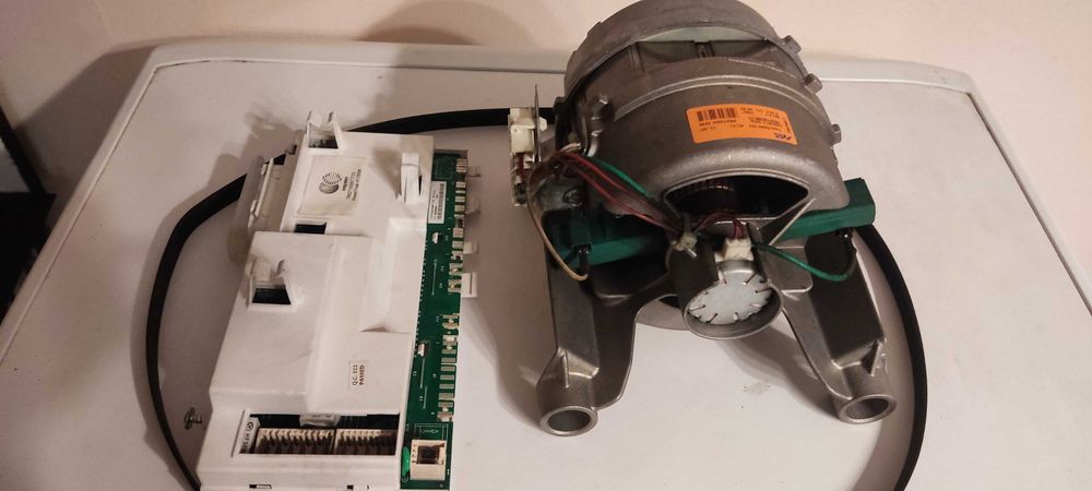 Продавам изправни части за пералня ARISTON