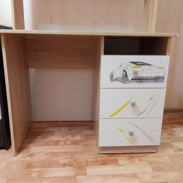 Продается компьютерный стол, и раскладной стол