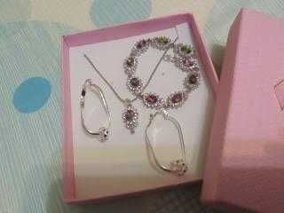 Нов,масивен, дамски сребърен комплект,със сърца. 12 различни. В кутия.