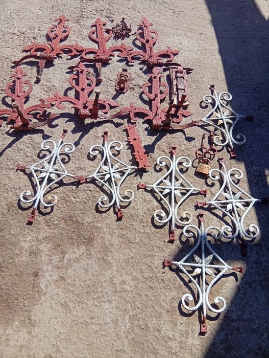 Vand balamale vechi(epocă/istorice) pentru porti