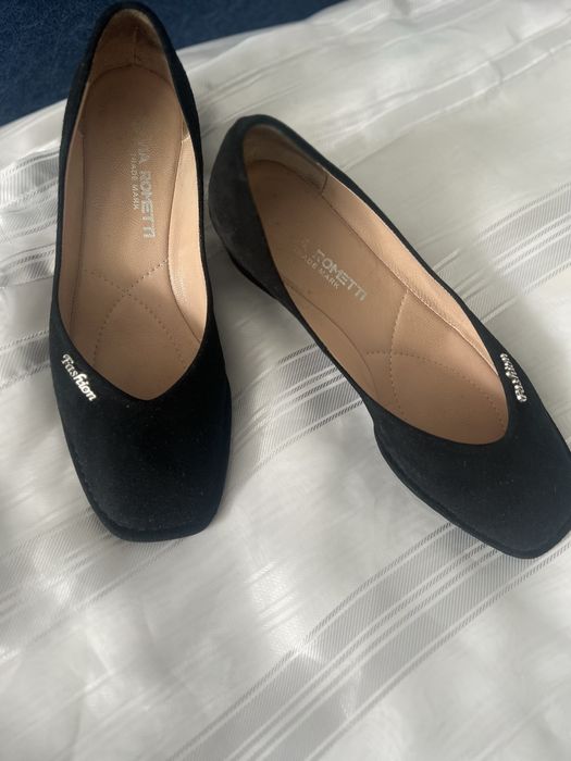 Продаются выходные брендовые туфли замшевые туфлиc