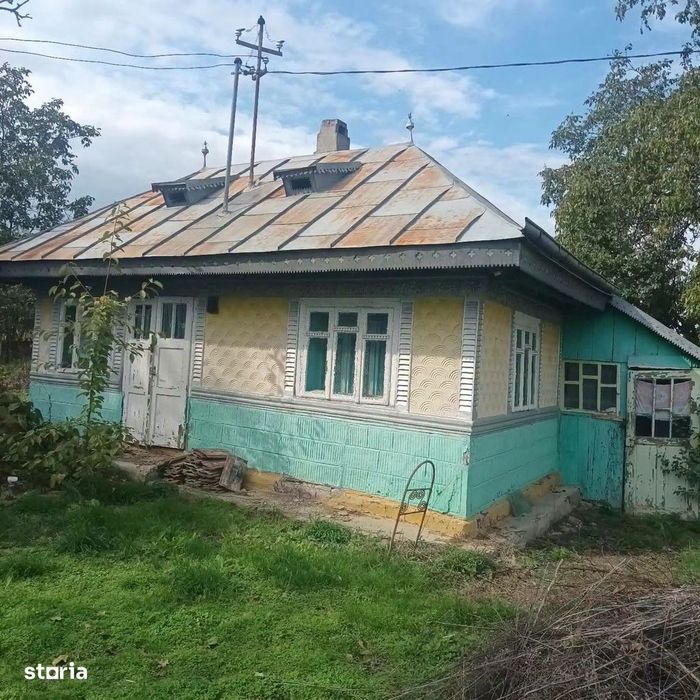 De vanzare casa batraneasca in Secuieni, teren de 2500mp, Pret 25000e