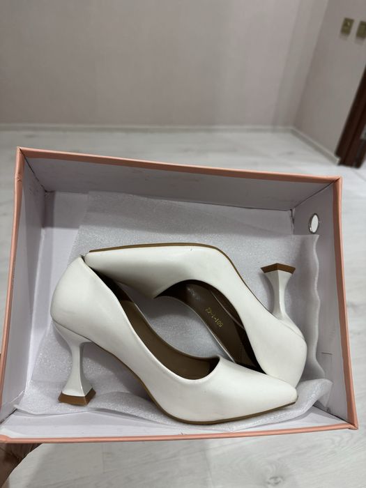 Продам белоснежные туфли