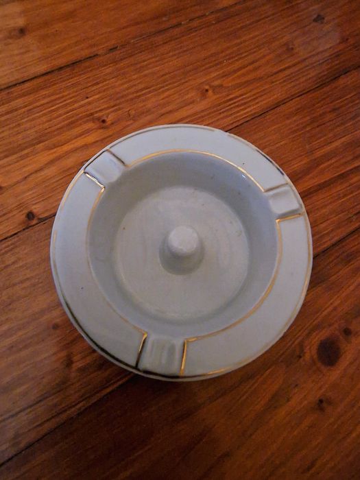 Scrumiera veche din portelan