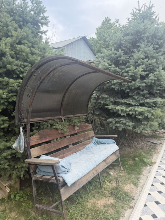 Железная скамейка качеля