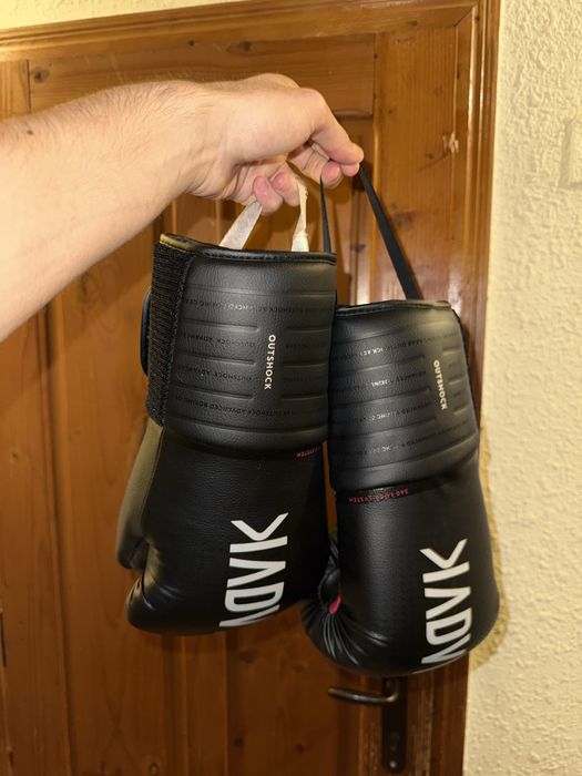 Боксови ръкавици и протектор