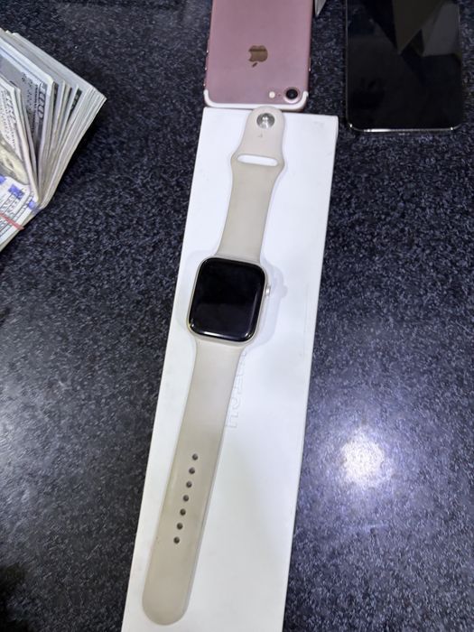 Apple vatch 8.45 holati ideal oq rang karopka dak kamplekt