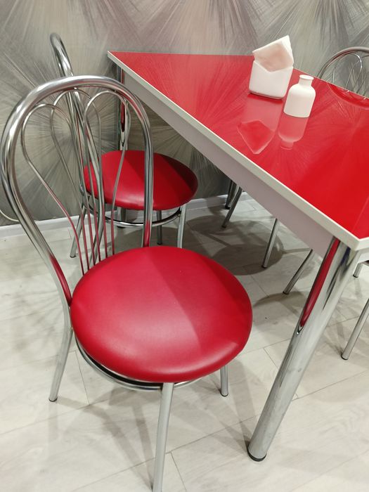 Продается стол со стульями в отличном состоянии