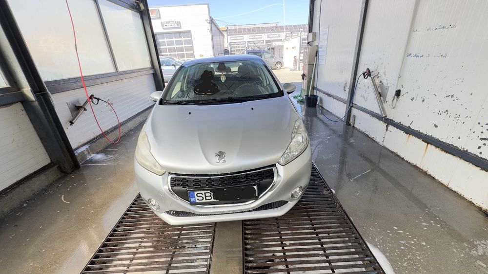 PEUGEOT 208  - 2012