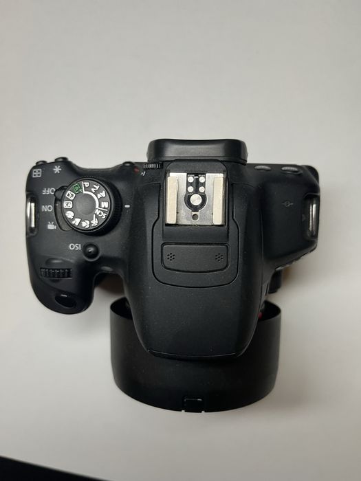 Canon 700D cu grip+Obiectiv 50mm 1.8+ blitz