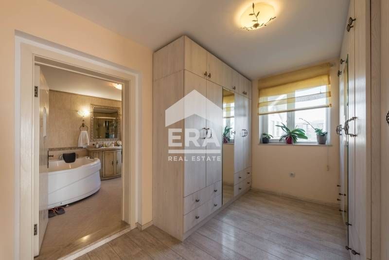 Четириетажна обзаведена къща за продажба, с двор, 4 гаража и морска па