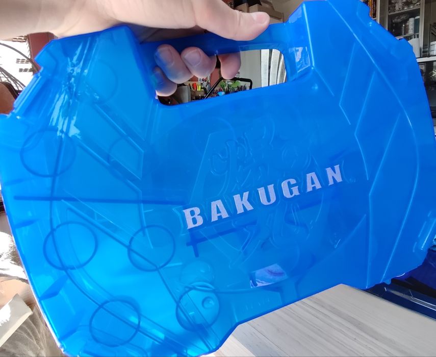 Bakugan топчета, арена и куфарче