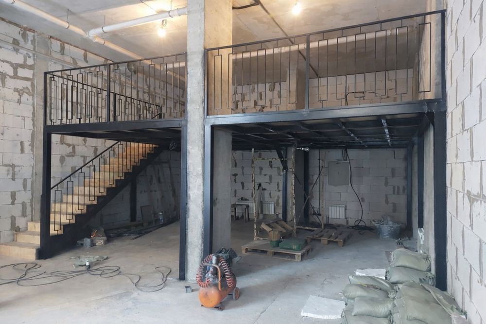 Антресольный этаж из металлоконструкция