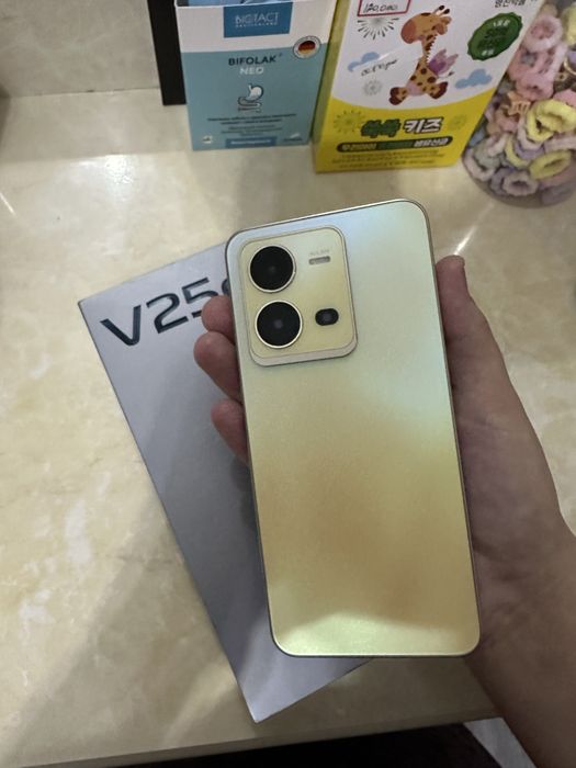 Vivo V25 xolati idial ayol kishi tutgan
